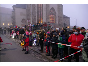 Sankt Martin Laternenumzug durch die Stadt (Foto: Karl-Franz Thiede)